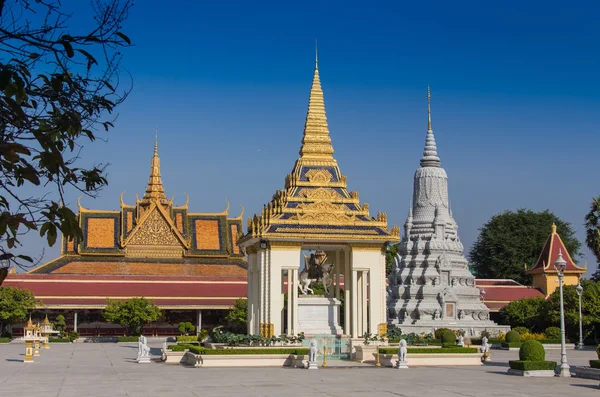 Temple d'or à Phnom Penh — Photo