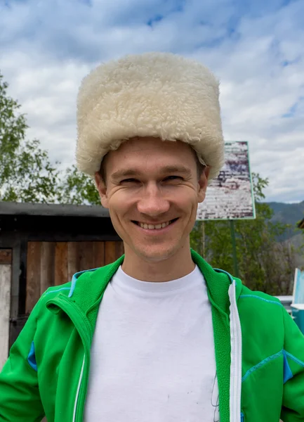 Зимний портрет счастливого молодого человека в шляпе — стоковое фото