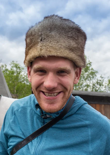 Winter portret van gelukkige jonge man die lacht in hoed — Stockfoto
