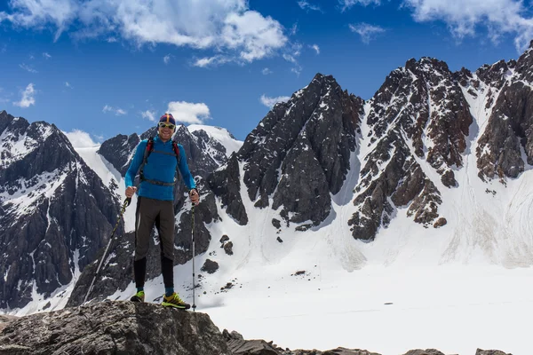 Escursionista donna sulla cima di una montagna — Foto Stock