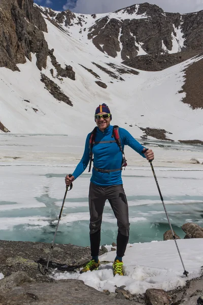 女人在山上面的徒步旅行者 — 图库照片