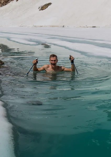 Jeune homme se baignant dans le trou de glace — Photo