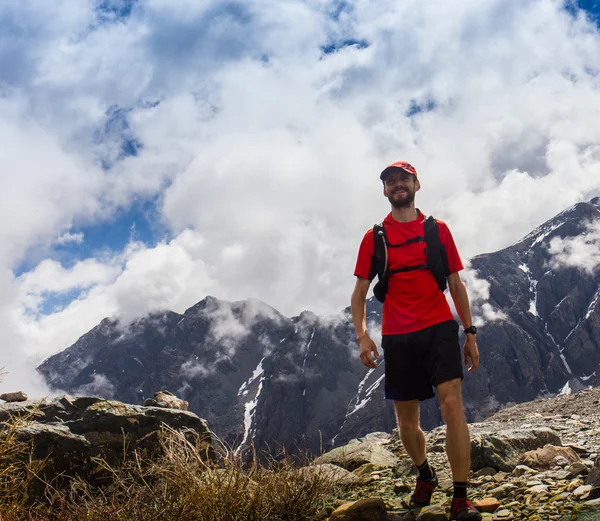 Mujer excursionista en una cima de la montaña — Foto de Stock