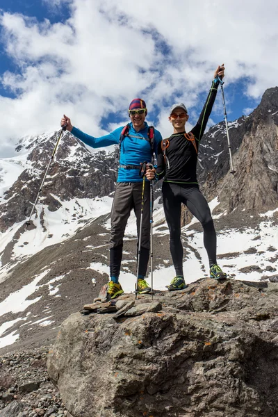 Mujer excursionista en una cima de la montaña —  Fotos de Stock