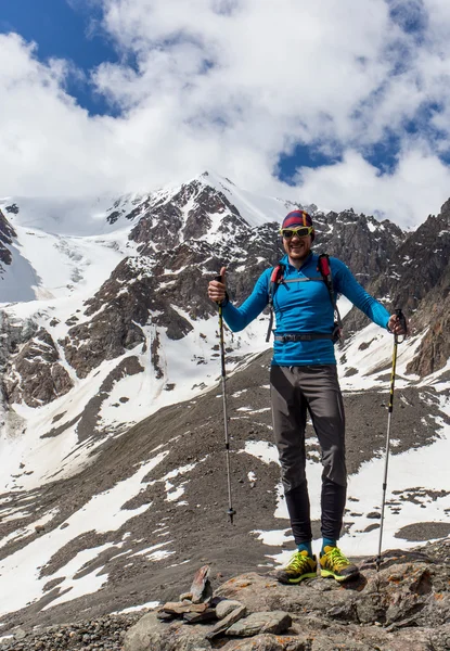 Mujer excursionista en una cima de la montaña — Foto de Stock