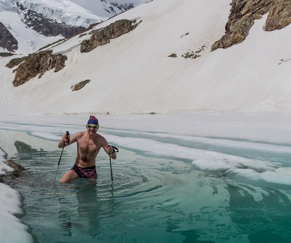 Молодой человек купается в ледяной яме — стоковое фото