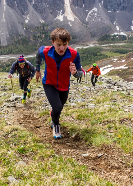 İz runner, adam ve başarı dağlarda. Çalışan, spor — Stok fotoğraf