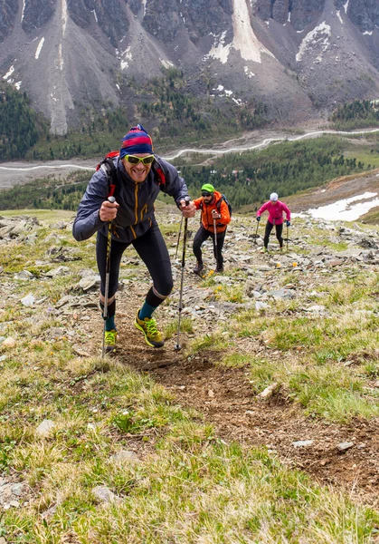 Trail runner, uomo e successo in montagna. Corsa, sport — Foto Stock