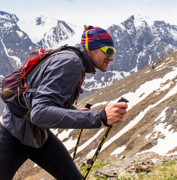 İz runner, adam ve başarı dağlarda. Çalışan, spor — Stok fotoğraf