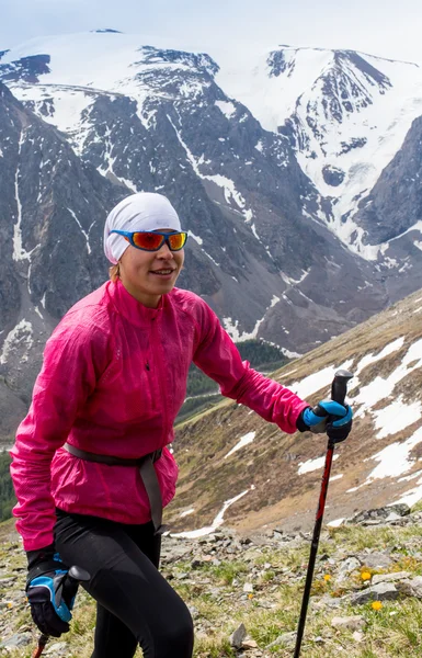 Donna che corre in montagna sotto la luce del sole . — Foto Stock