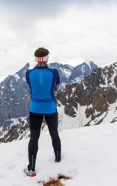 Escursionista uomo sulla cima di una montagna — Foto Stock