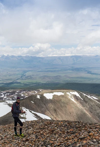 Man hiker ovanpå ett berg — Stockfoto