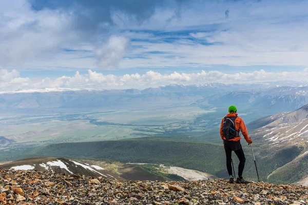 Hombre excursionista en la cima de una montaña — Foto de Stock