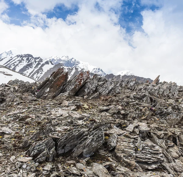 Panorama di montagne, arido paesaggio selvaggio e cielo blu — Foto Stock