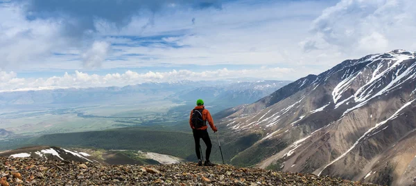 Homme randonneur au sommet d'une montagne — Photo