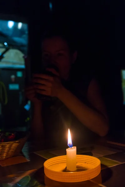 Trauriges kleines Mädchen mit Kerze — Stockfoto