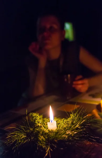 Niña triste con una vela — Foto de Stock