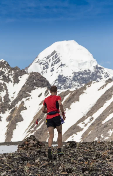 İz runner, adam ve başarı dağlarda. Çalışan, spor — Stok fotoğraf