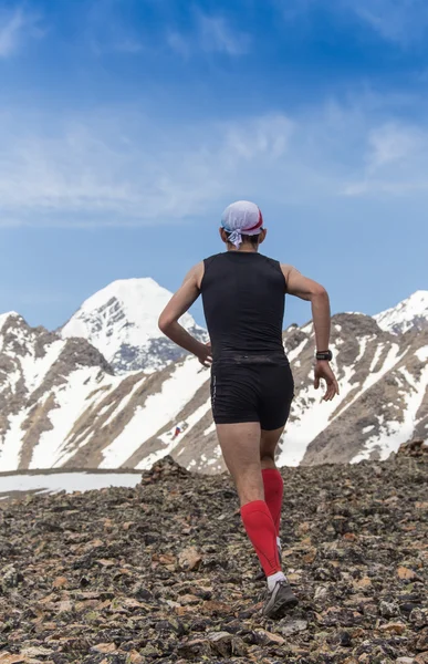 トレイル ランナー、男、山での成功。ランニング、スポーツ — ストック写真