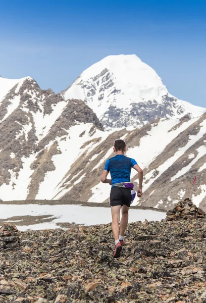 İz runner, adam ve başarı dağlarda. Çalışan, spor — Stok fotoğraf