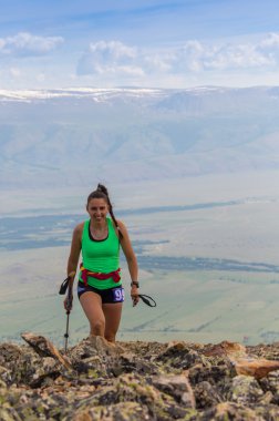 Erkek dağ güneş ışığı altında çalıştırmak için.