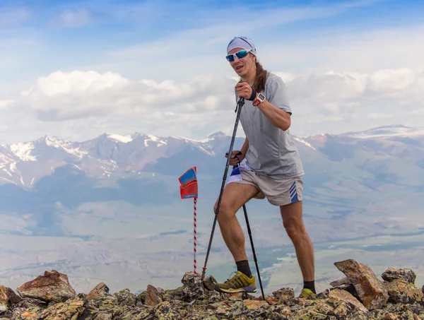 Trail runner, homme et succès en montagne. Course à pied, sport — Photo