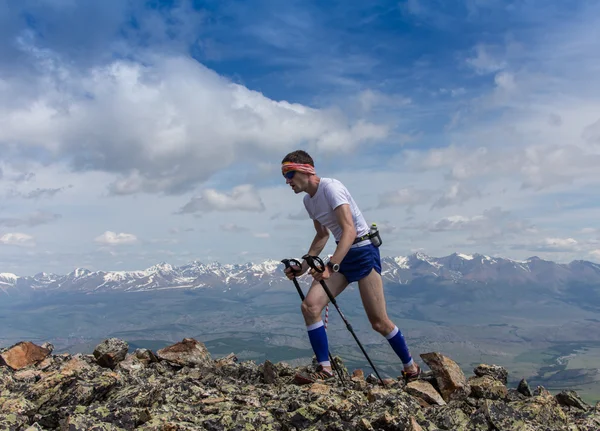 Trail runner, man en succes in bergen. Hardlopen, sport — Stockfoto