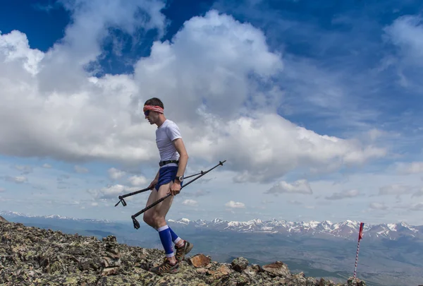 İz runner, adam ve başarı dağlarda. Çalışan, spor — Stok fotoğraf