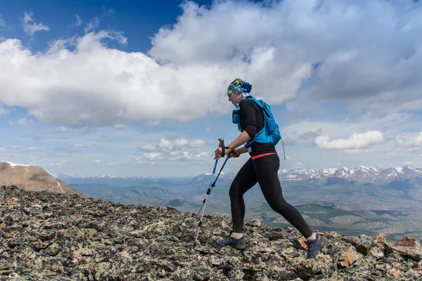 Donna che corre in montagna sotto la luce del sole . — Foto Stock