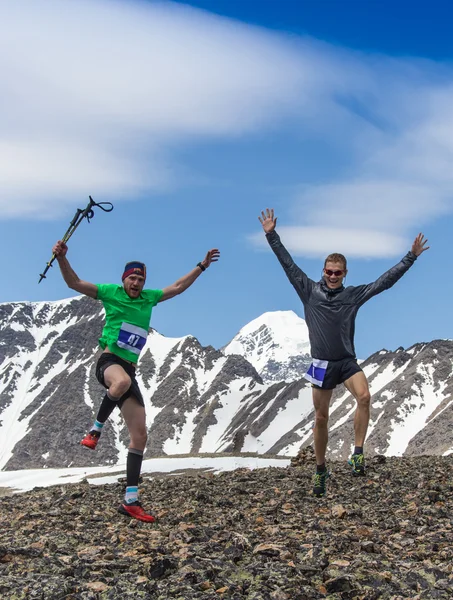 Hermoso paisaje de montañas con el hombre en la cima — Foto de Stock