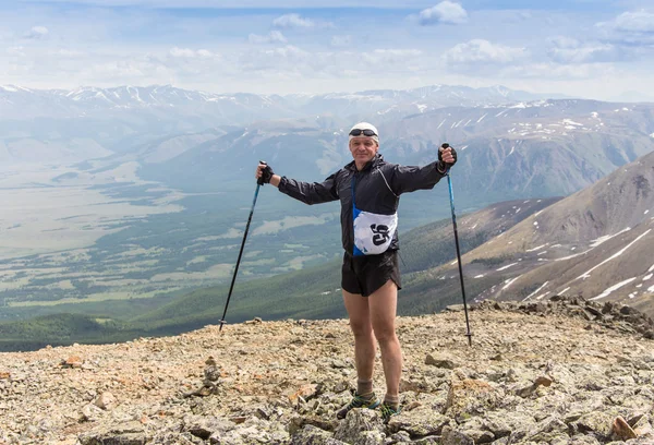 Sendero corredor, hombre y éxito en las montañas. Correr, deportes —  Fotos de Stock