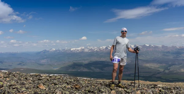 Trail runner, man och framgång i bergen. Löpning, sport — Stockfoto