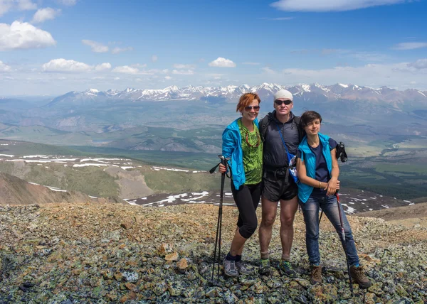 Senderistas con mochilas disfrutando de la vista al valle desde arriba —  Fotos de Stock