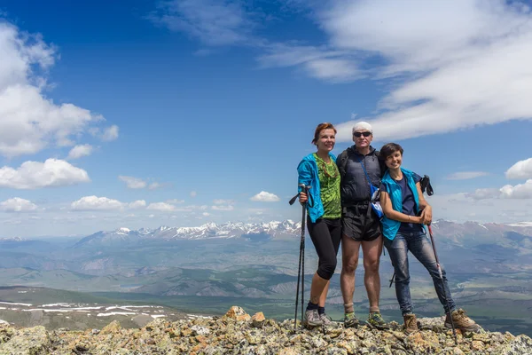 Escursionisti con zaini godendo della vista sulla valle dall'alto — Foto Stock