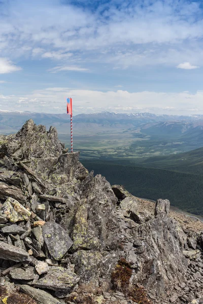 Bandeira vermelha voando no fundo das montanhas — Fotografia de Stock