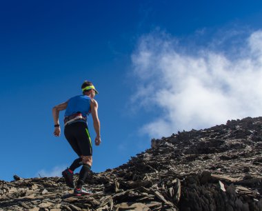 kırsal bir yolda dağlarda günbatımı sırasında koşan adam