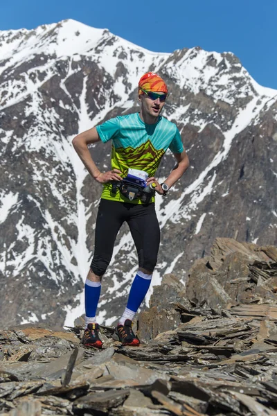 L'uomo sulla cima della montagna. Progettazione concettuale — Foto Stock