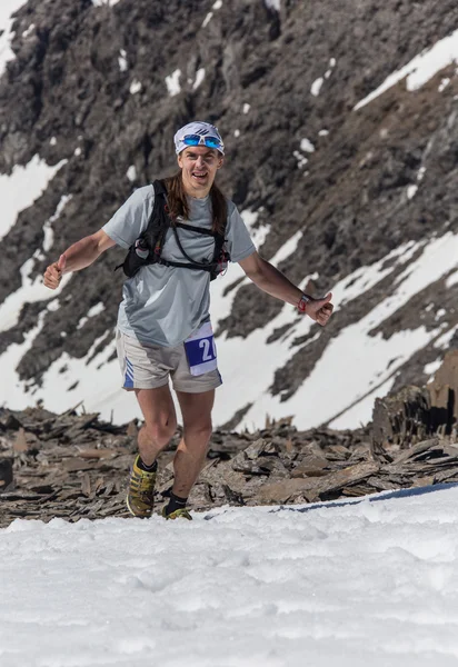 L'uomo corre su una strada rurale durante il tramonto in montagna — Foto Stock