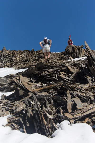 L'uomo sulla cima della montagna. Progettazione concettuale — Foto Stock