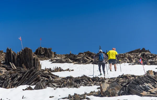 L'uomo sulla cima della montagna. Progettazione concettuale — Foto Stock