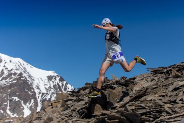 kırsal bir yolda dağlarda günbatımı sırasında koşan adam