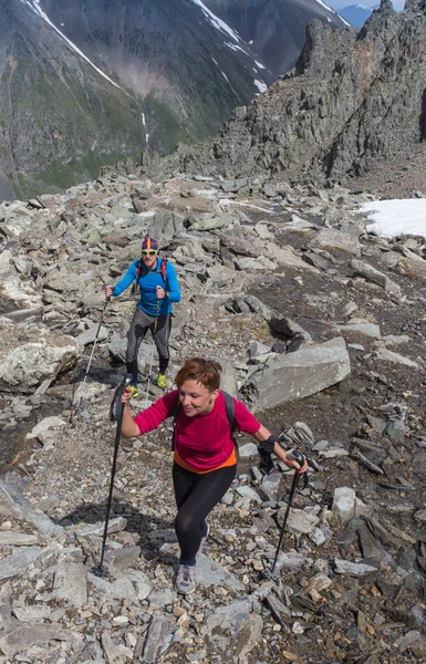 Couple amoureux assis sur la prairie de montagne et bénéficiant d'une vue sur la nature — Photo