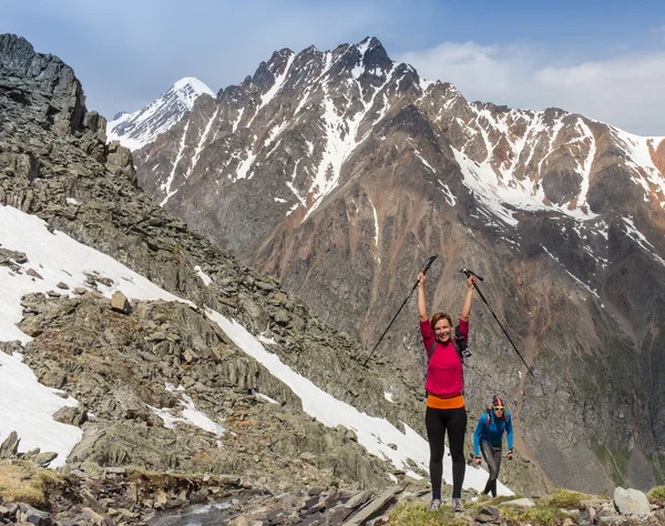 Pareja amorosa sentada en el prado de montaña y disfrutando de la vista de la naturaleza — Foto de Stock