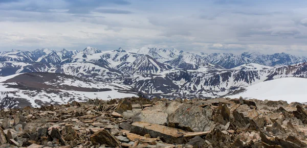 Montañas en los Alpes con nubes — Foto de Stock