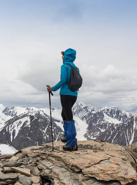 Wanita bahagia berdiri di gunung — Stok Foto