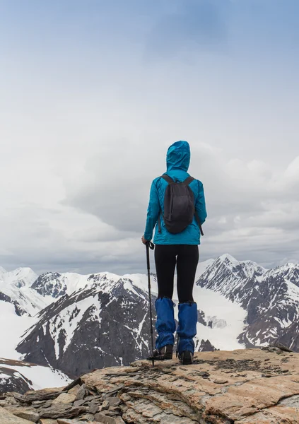 Donna felice in piedi in montagna — Foto Stock