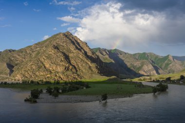 Gökkuşağı yaz Altay dağlarında altında