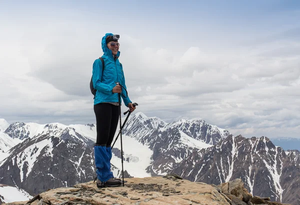 Mutlu bir kadın dağda duruyor — Stok fotoğraf