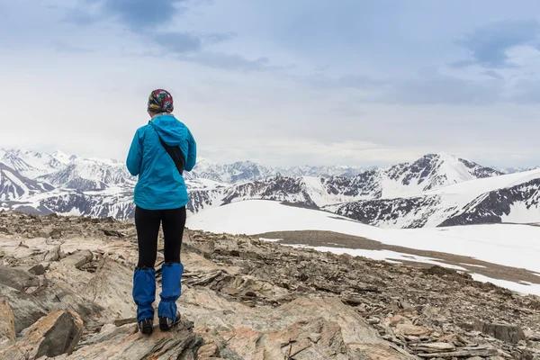 快乐的女人站在山 — 图库照片