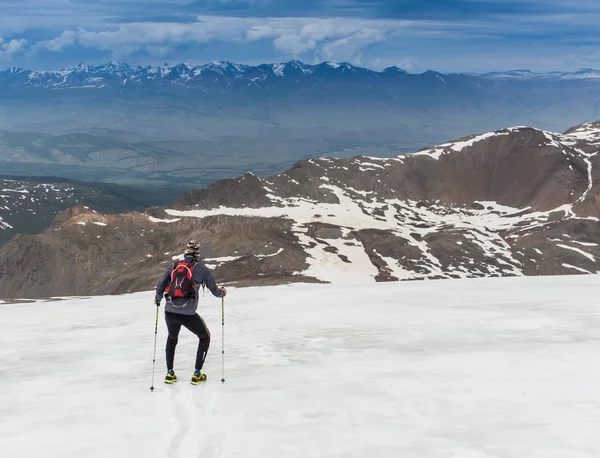 Homem no pico da montanha. Desenho conceitual — Fotografia de Stock